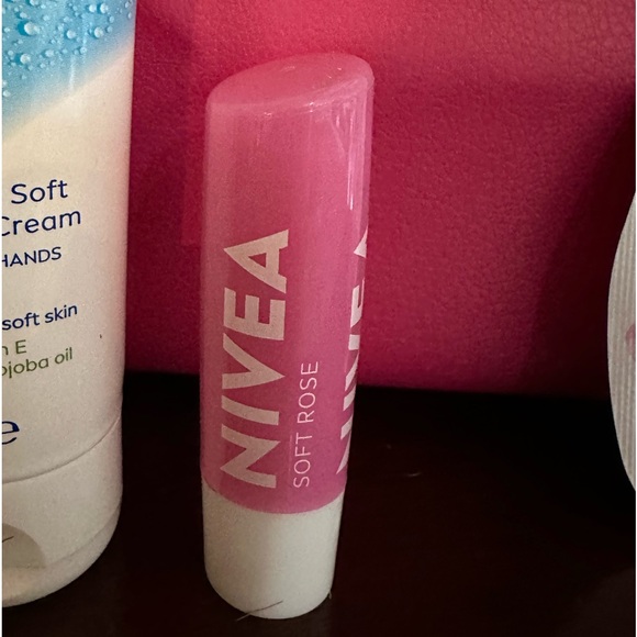 NWT Nivea Feel Radiant Skincare Moments 6 piece set - Picture 8 of 12